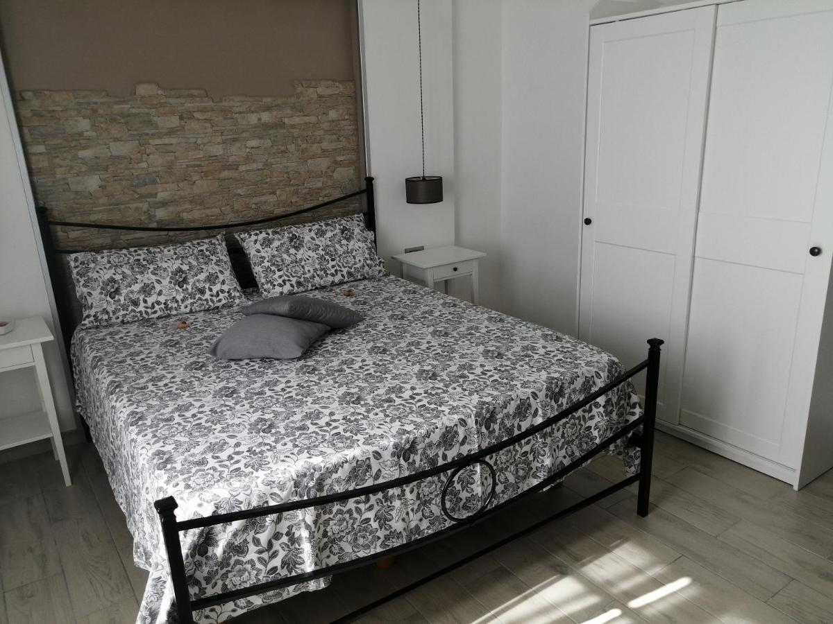 Prima Stella Tourist Rooms Minturno Bagian luar foto